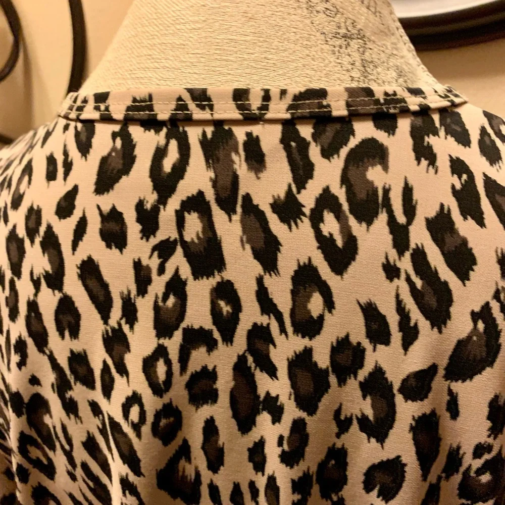 LN SUPER CUTE CROPPED BUTTON DOWN BLOUSE. LEOPARD PRINT. HITS AT WAIST. - Picture 5 of 7
